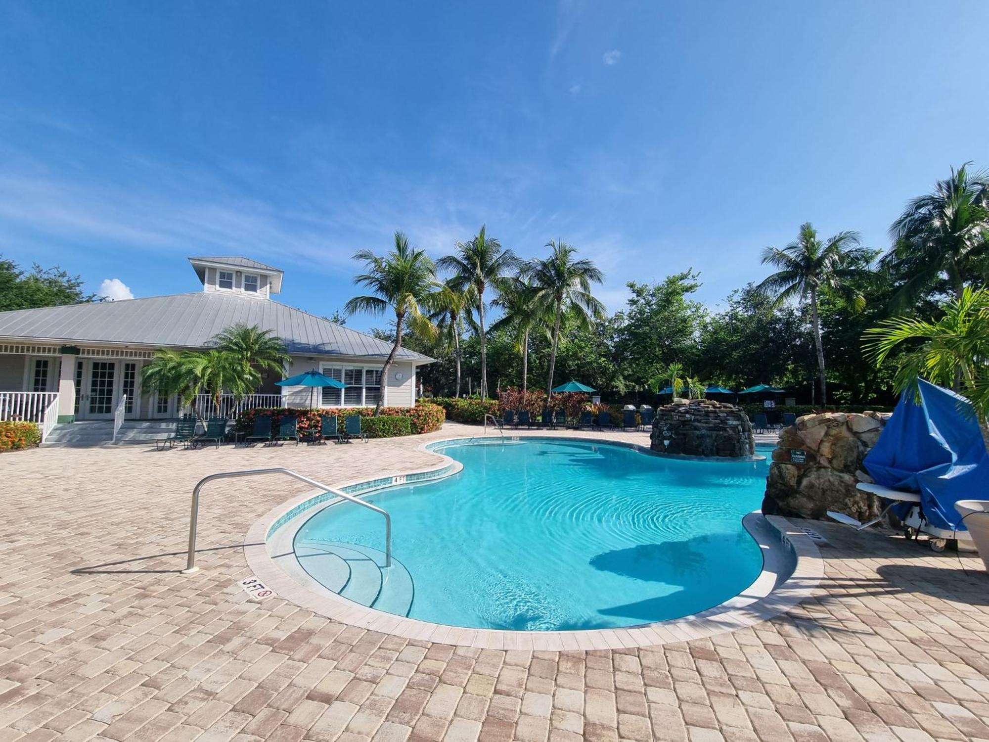 Stunning 2-Bedroom Plus Den Condo In Greenlinks Resort Napoli Bagian luar foto