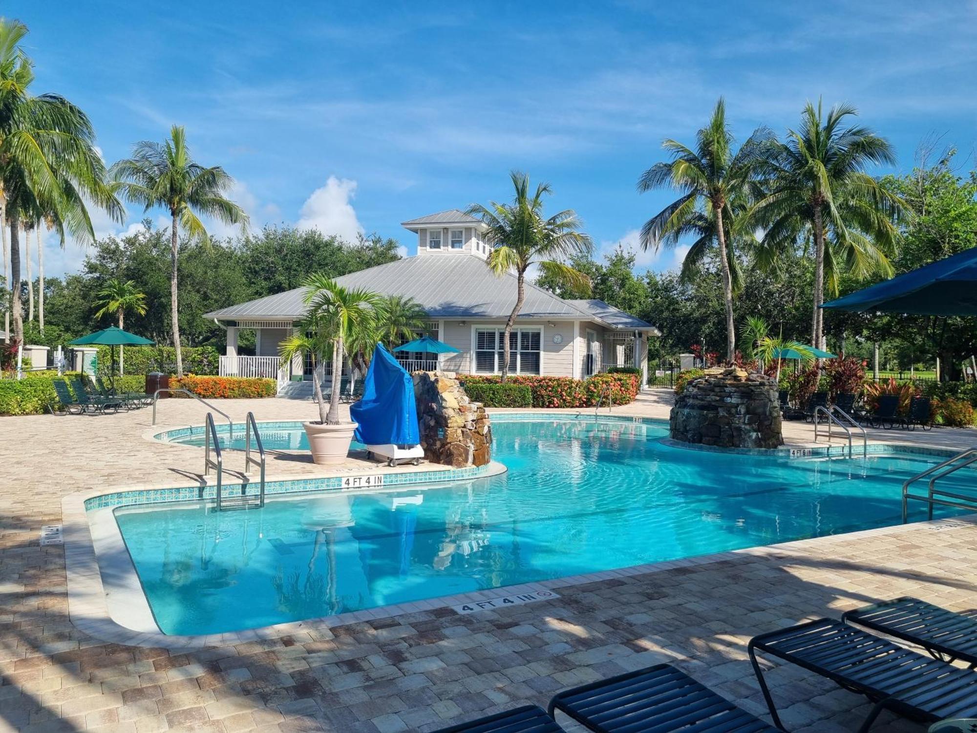 Stunning 2-Bedroom Plus Den Condo In Greenlinks Resort Napoli Bagian luar foto