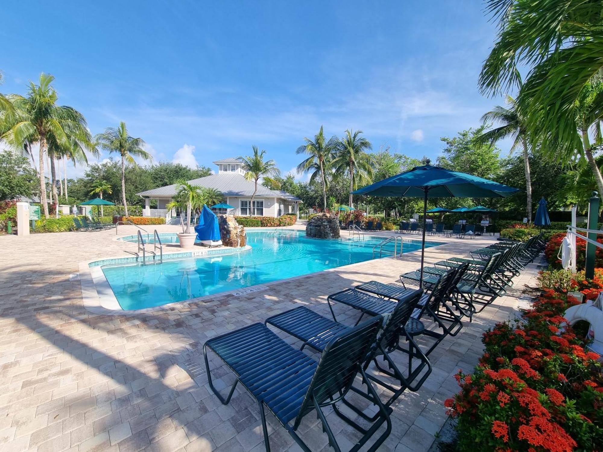 Stunning 2-Bedroom Plus Den Condo In Greenlinks Resort Napoli Bagian luar foto