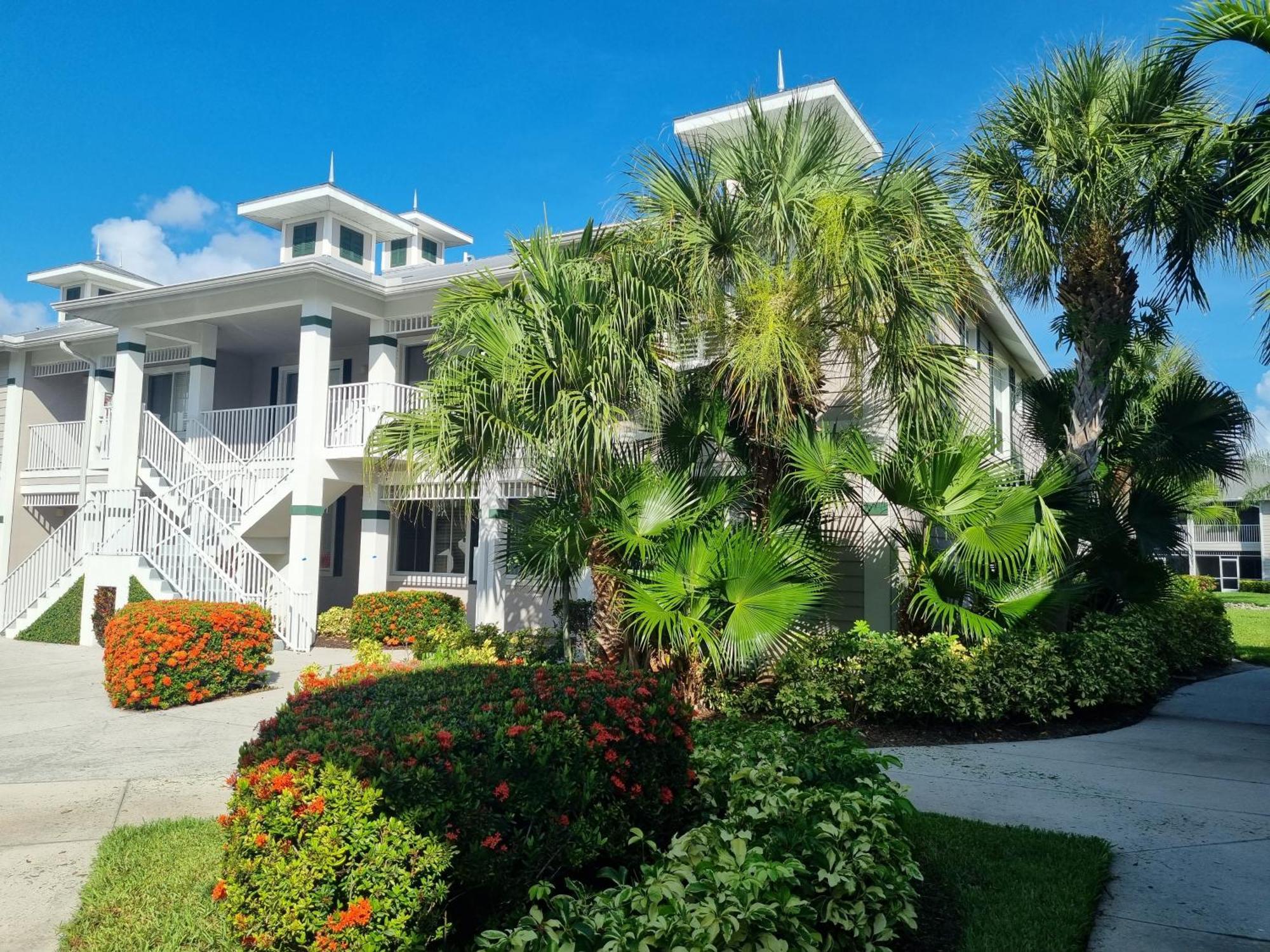 Stunning 2-Bedroom Plus Den Condo In Greenlinks Resort Napoli Bagian luar foto