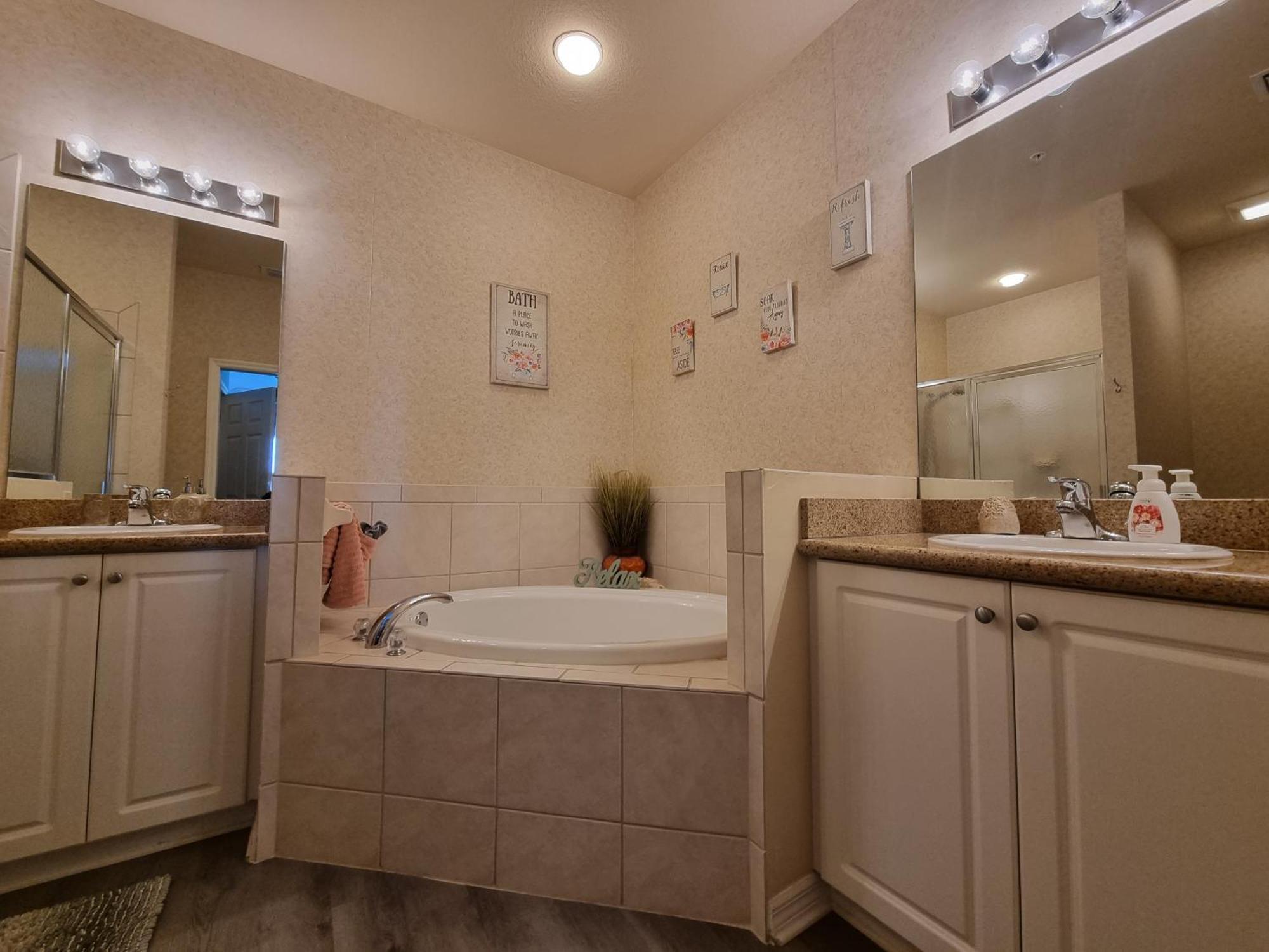Stunning 2-Bedroom Plus Den Condo In Greenlinks Resort Napoli Bagian luar foto
